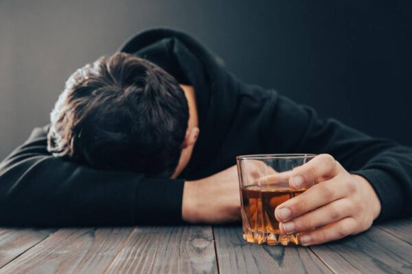 Delirium alkoholowe - jak pomóc bliskiej osobie w kryzysie?