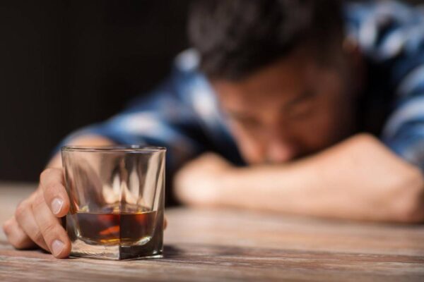 Wspieranie zdrowienia: co zrobić z alkoholikiem