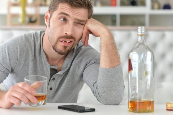 Dlaczego alkoholik kłamie: lęk przed osądem społecznym
